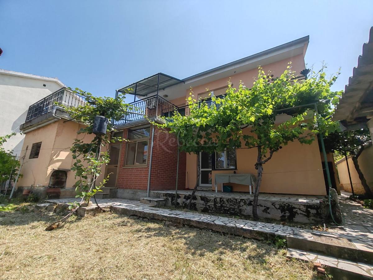 Štinjan, samostoječa hiša z dvema stanovanjema in dodatnim apartmajem, 970 m od morja