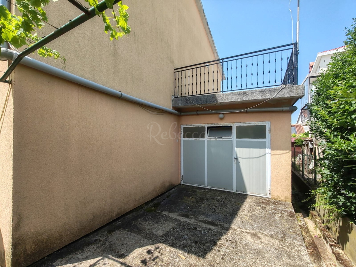 Štinjan, samostoječa hiša z dvema stanovanjema in dodatnim apartmajem, 970 m od morja