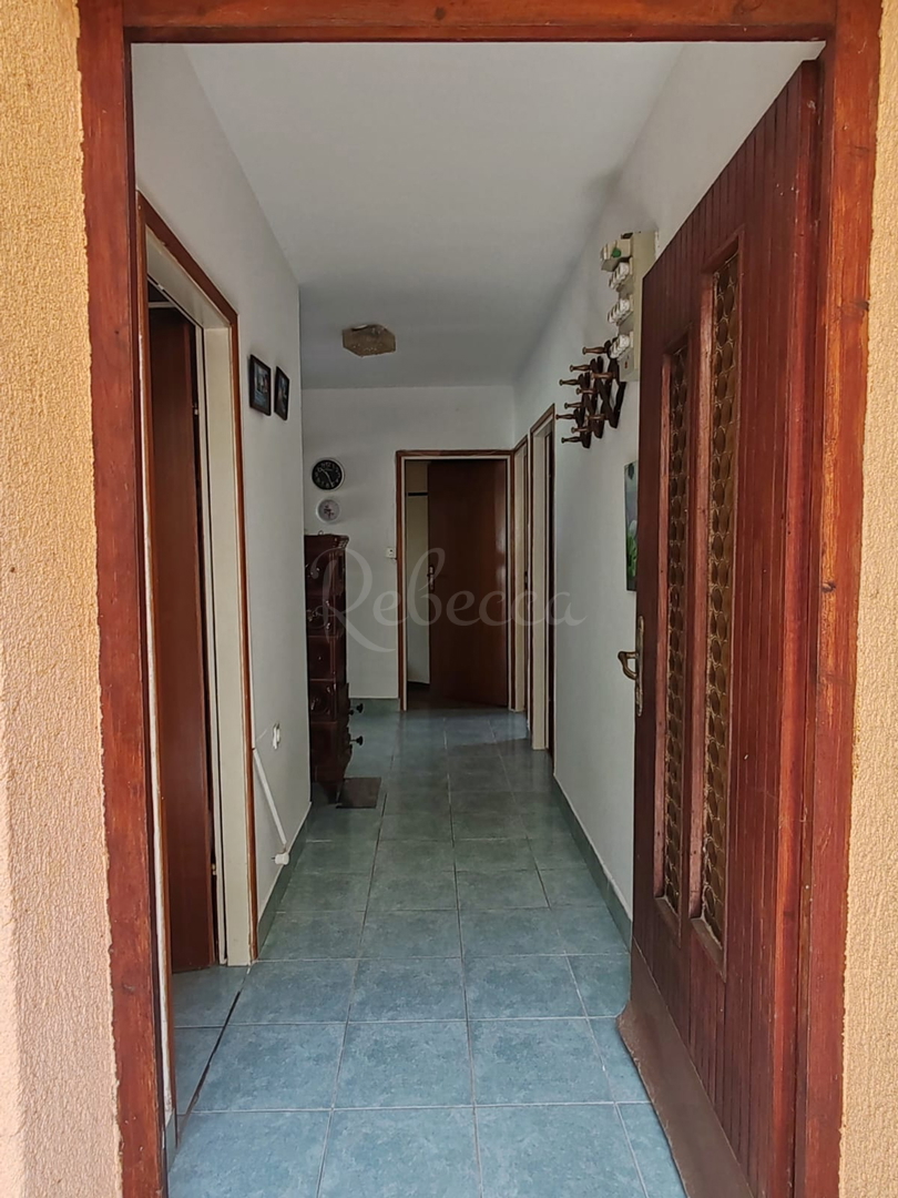 Štinjan, samostoječa hiša z dvema stanovanjema in dodatnim apartmajem, 970 m od morja