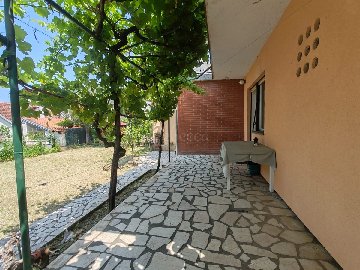 Štinjan, samostoječa hiša z dvema stanovanjema in dodatnim apartmajem, 970 m od morja
