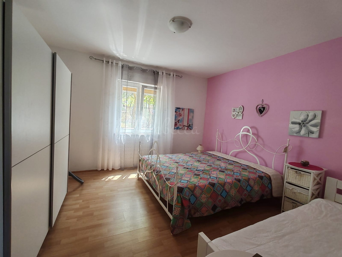 Štinjan, samostoječa hiša z dvema stanovanjema in dodatnim apartmajem, 970 m od morja