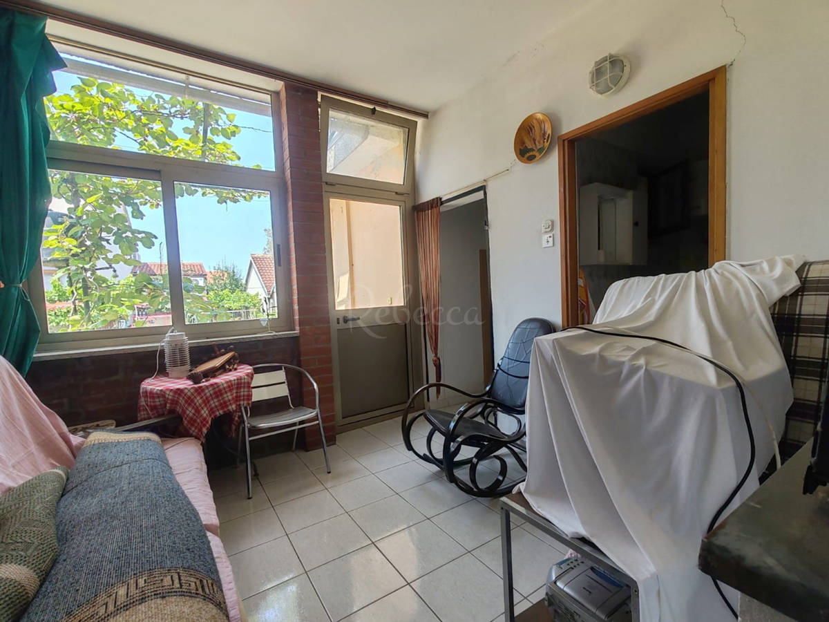 Štinjan, samostoječa hiša z dvema stanovanjema in dodatnim apartmajem, 970 m od morja