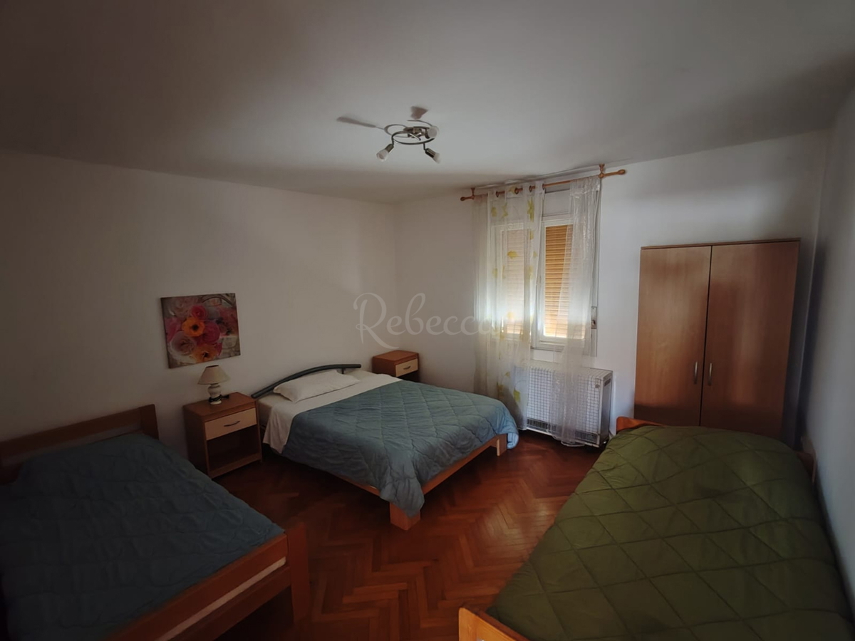 Štinjan, samostoječa hiša z dvema stanovanjema in dodatnim apartmajem, 970 m od morja
