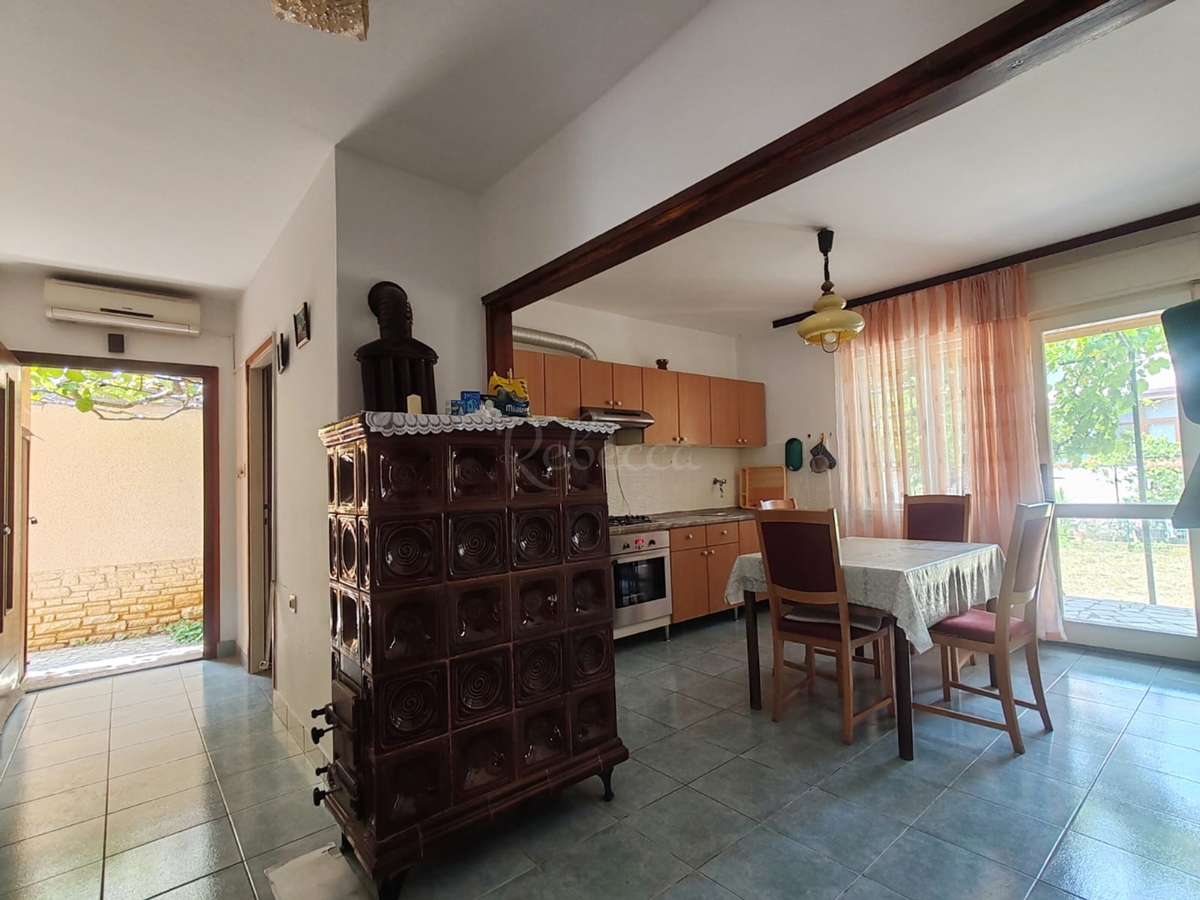 Štinjan, samostoječa hiša z dvema stanovanjema in dodatnim apartmajem, 970 m od morja