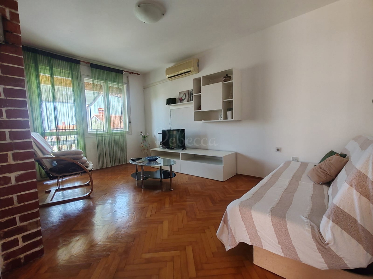 Štinjan, samostoječa hiša z dvema stanovanjema in dodatnim apartmajem, 970 m od morja