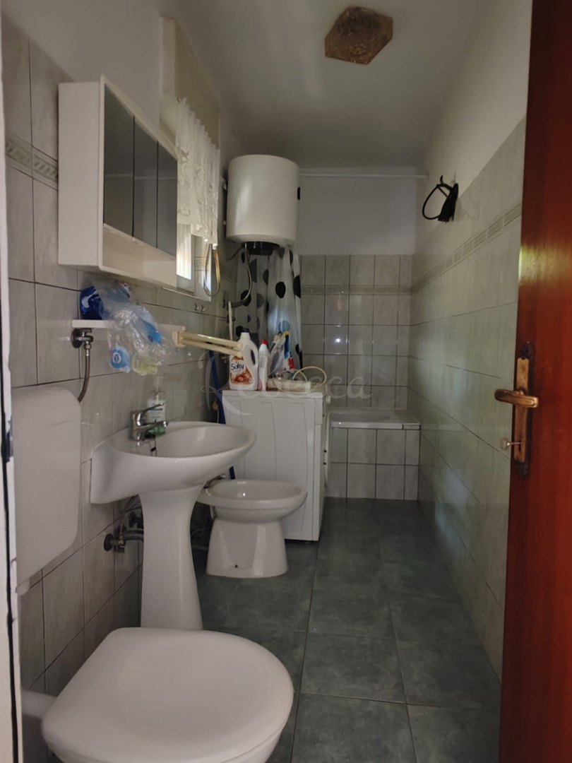 Štinjan, samostoječa hiša z dvema stanovanjema in dodatnim apartmajem, 970 m od morja