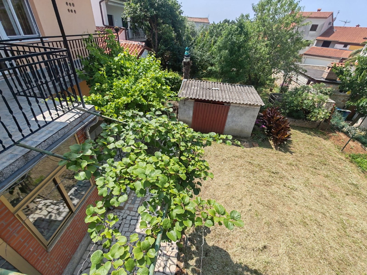 Štinjan, samostoječa hiša z dvema stanovanjema in dodatnim apartmajem, 970 m od morja
