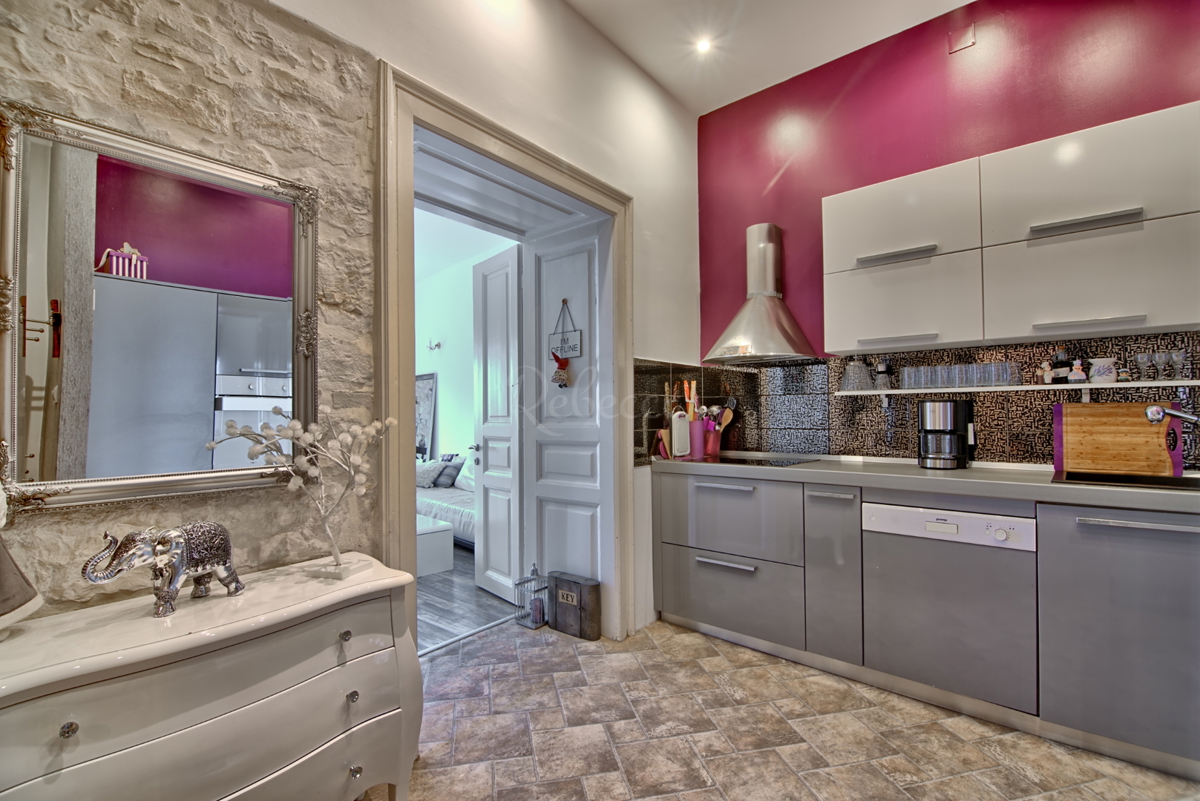 Pula: Edinstven apartma na rivi s pogledom na marino