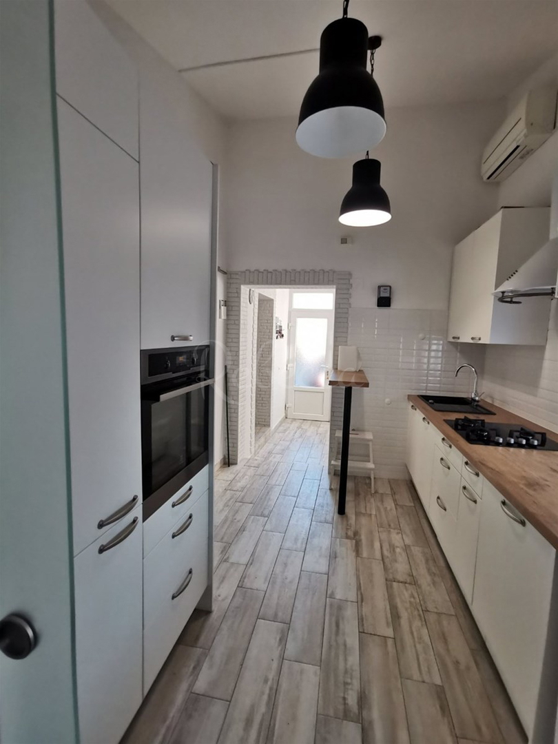 Dve pritlični hiši 200 m od morja