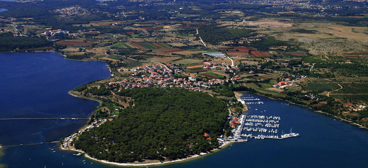 Dve pritlični hiši 200 m od morja