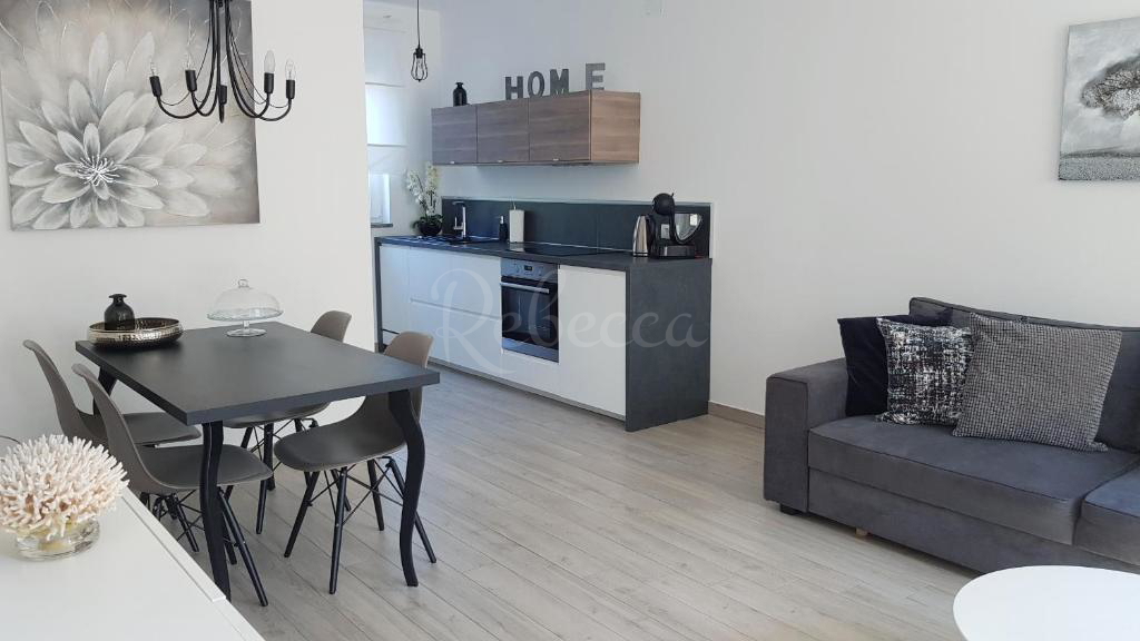 Apartmajska vila z bazenom, 295 m2, Premantura