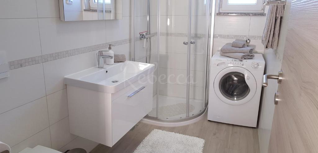 Apartmajska vila z bazenom, 295 m2, Premantura