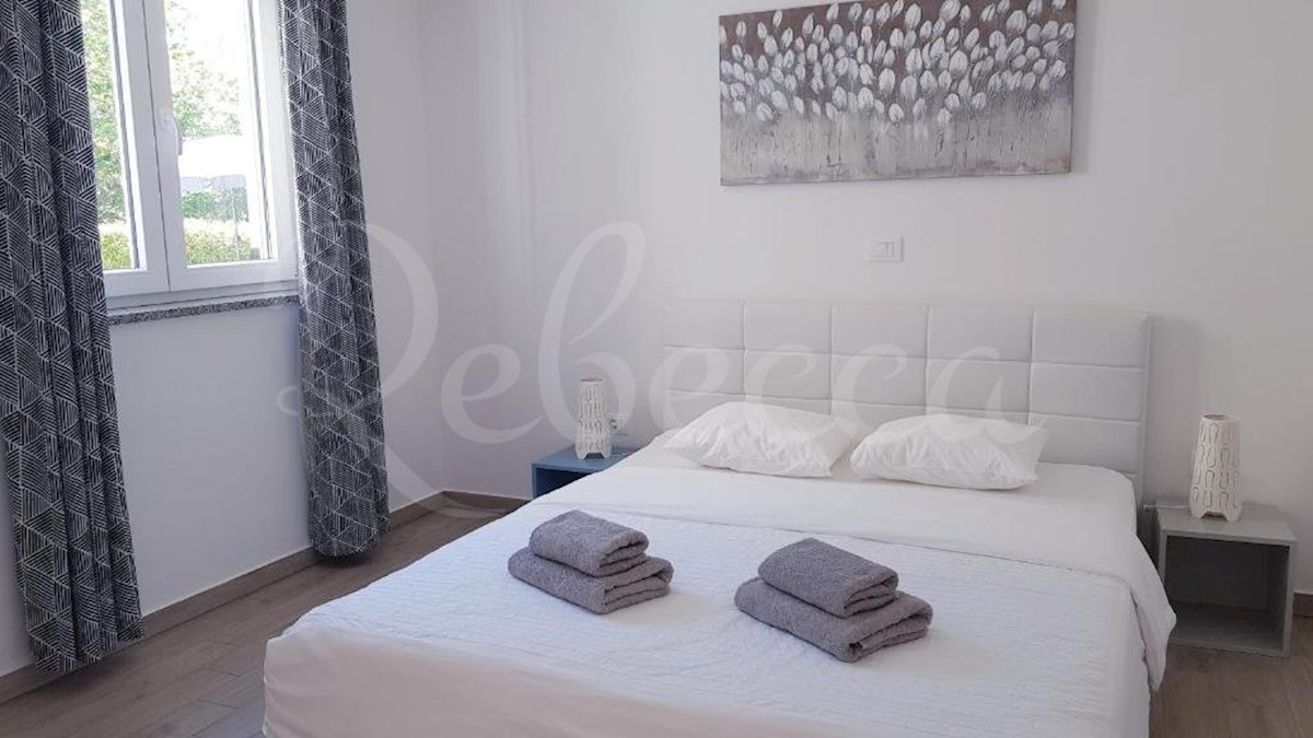 Apartmajska vila z bazenom, 295 m2, Premantura