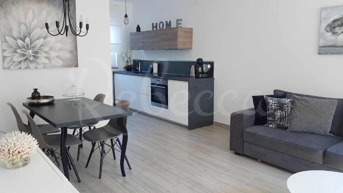 Apartmajska vila z bazenom, 295 m2, Premantura