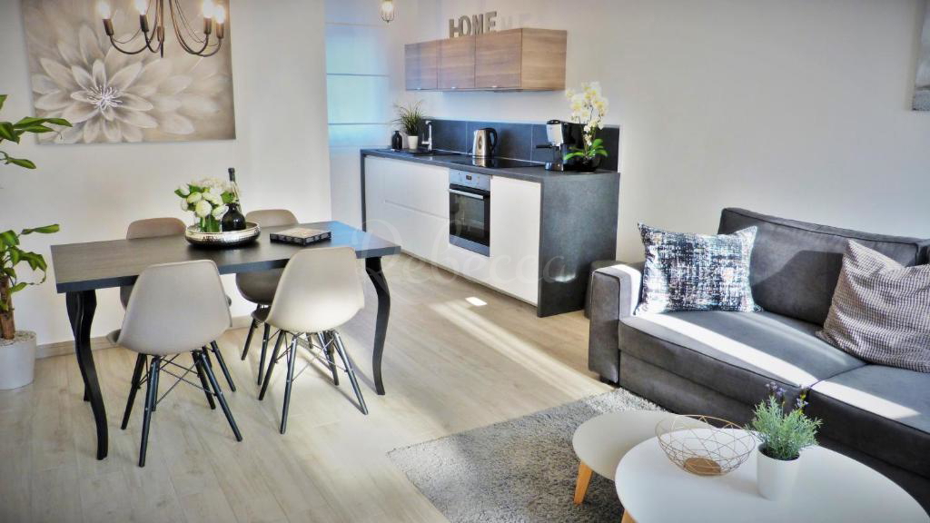 Apartmajska vila z bazenom, 295 m2, Premantura
