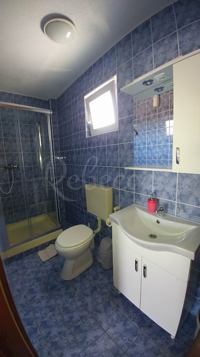 Vir, hiša s 6 apartmaji (270m2), pogled na morje