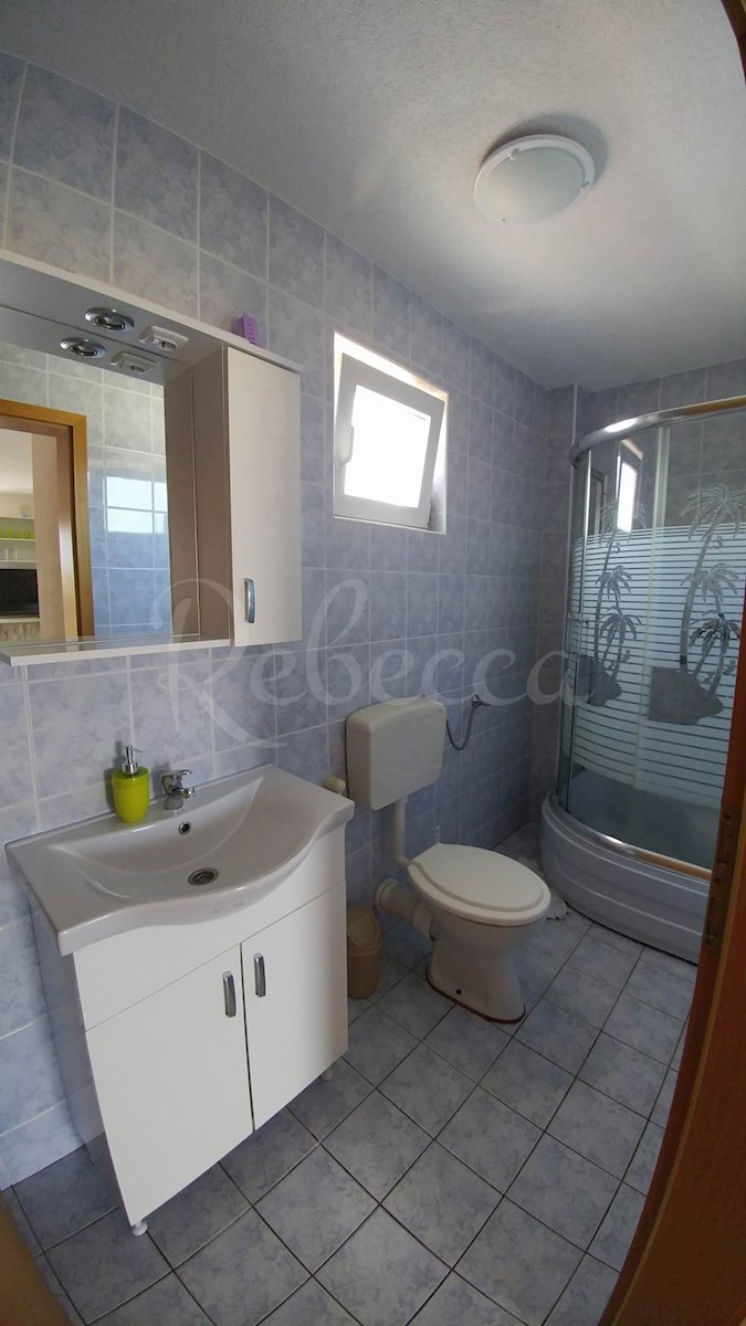 Vir, hiša s 6 apartmaji (270m2), pogled na morje