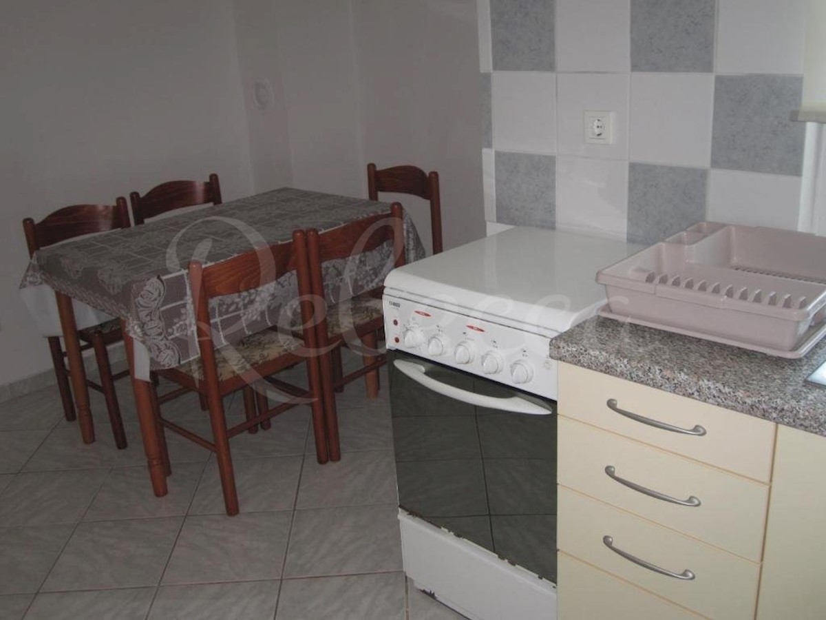 Vir, hiša (570m2) s 6 apartmaji, 150 metrov od morja