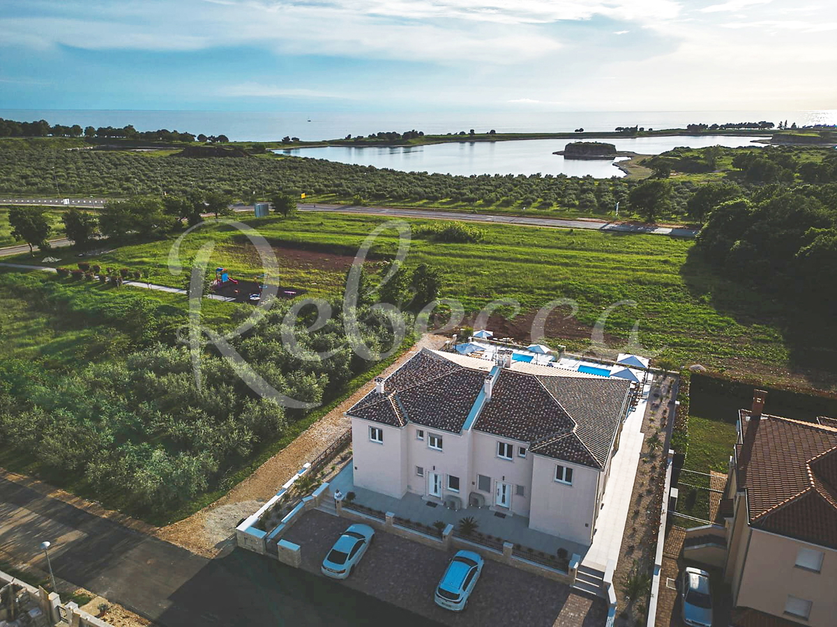UMAG, LUKSUZNA DVOJNA VILA Z BAZENOM IN POGLEDOM NA MORJE