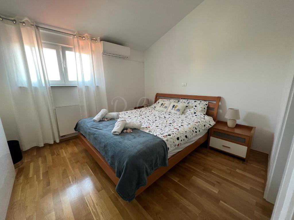Stanovanje v prvem nadstropju, garsonjera, parkirišče, 119 m2, Pula
