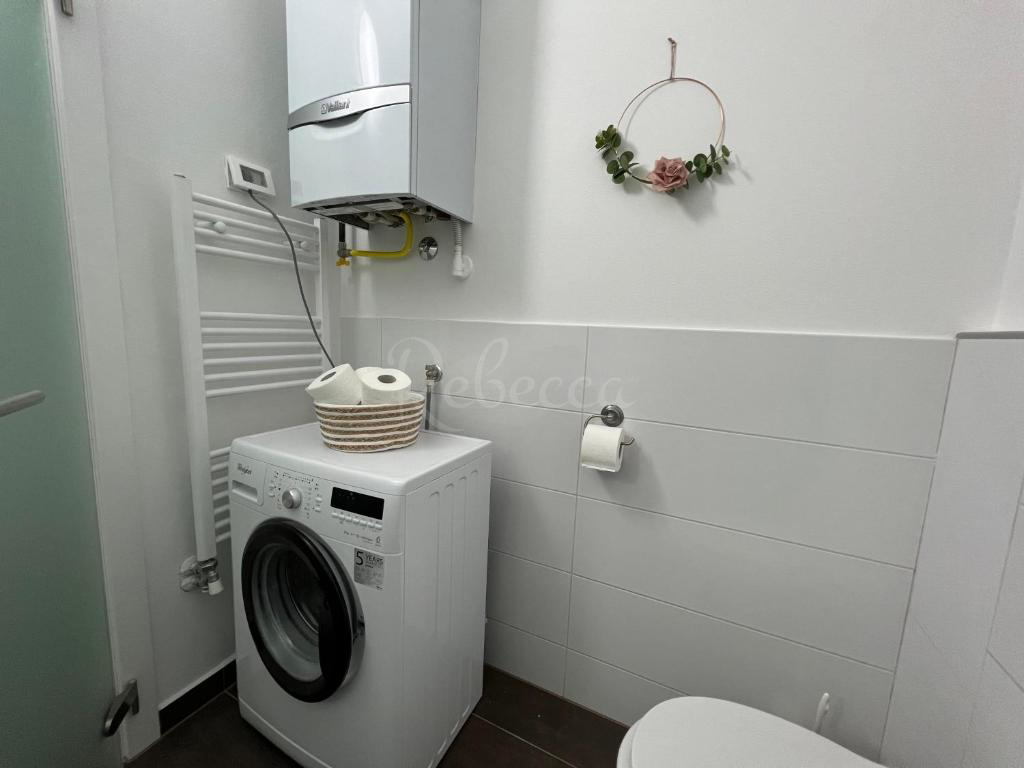 Stanovanje v prvem nadstropju, garsonjera, parkirišče, 119 m2, Pula