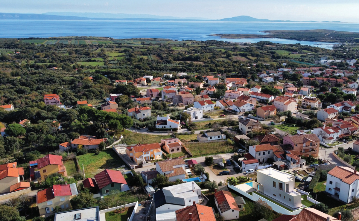 Prodamo družinsko hišo v gradnji v Ližnjanu – 181 m², prelivni bazen, moderna zasnova