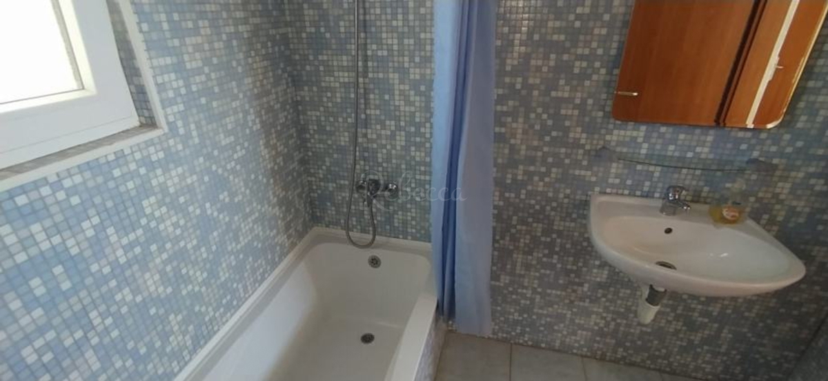 Hiša z dvema stanovanjema, pogled na morje, Valtura