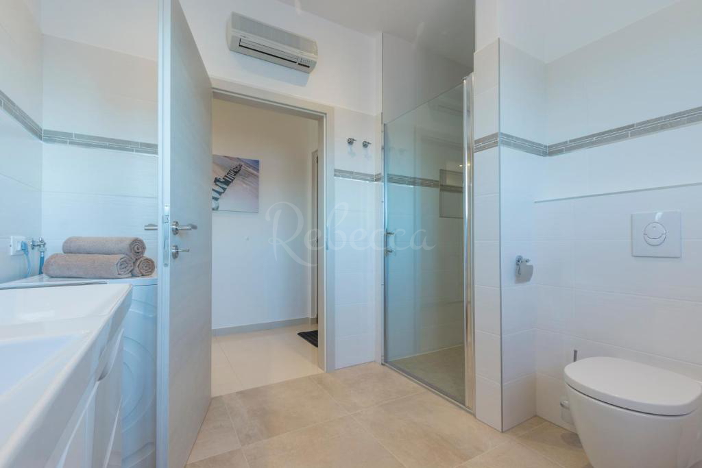 Stanovanje 2. nadstropje, 2 prostora, balkon, parkirišče, 300 m do morja, Medulin