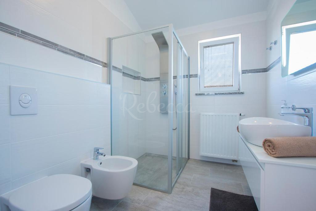 Stanovanje 2. nadstropje, 2 prostora, balkon, parkirišče, 300 m do morja, Medulin