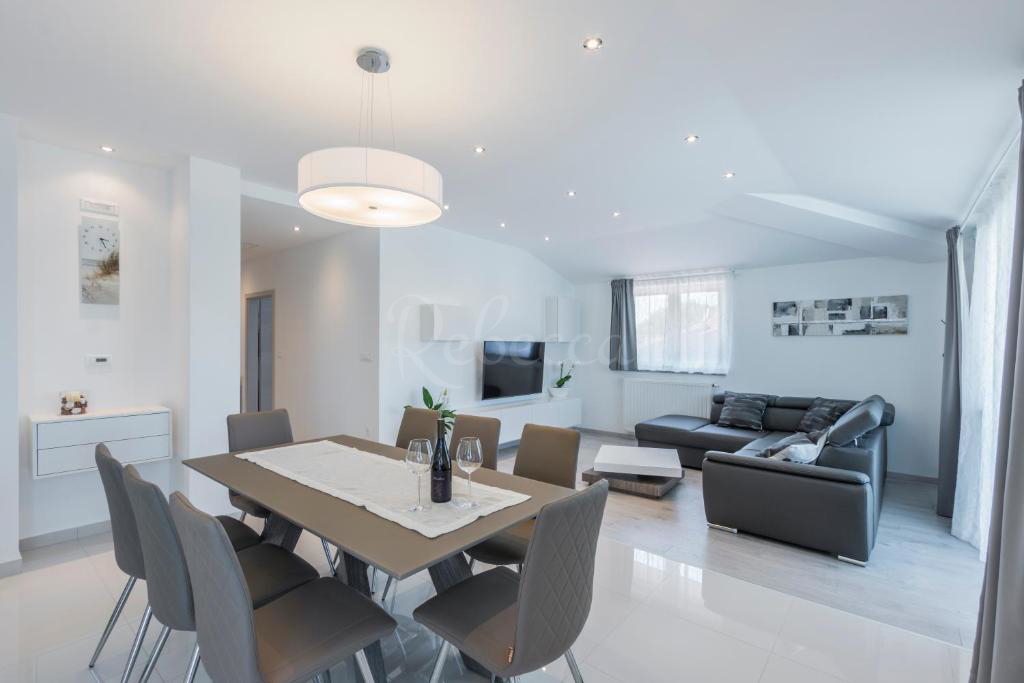 Stanovanje 2. nadstropje, 2 prostora, balkon, parkirišče, 300 m do morja, Medulin