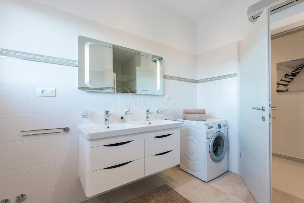 Stanovanje 2. nadstropje, 2 prostora, balkon, parkirišče, 300 m do morja, Medulin