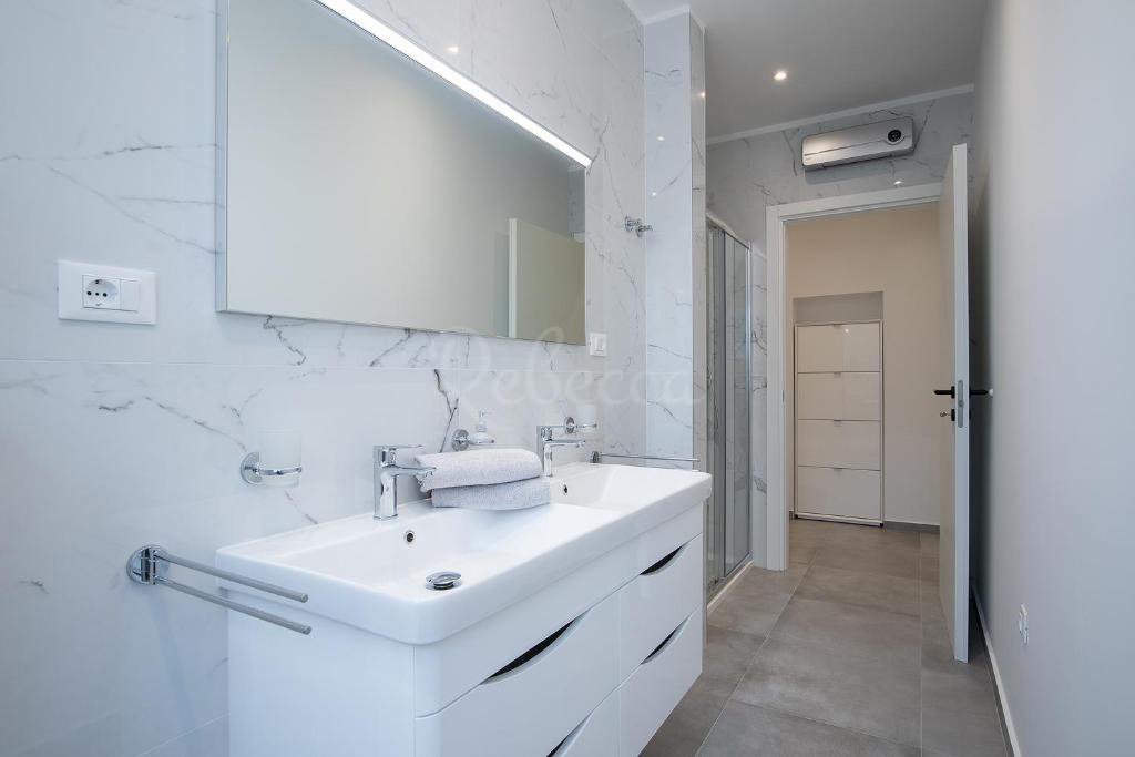 Stanovanje 2. nadstropje, 2 prostora, balkon, parkirišče, 300 m do morja, Medulin