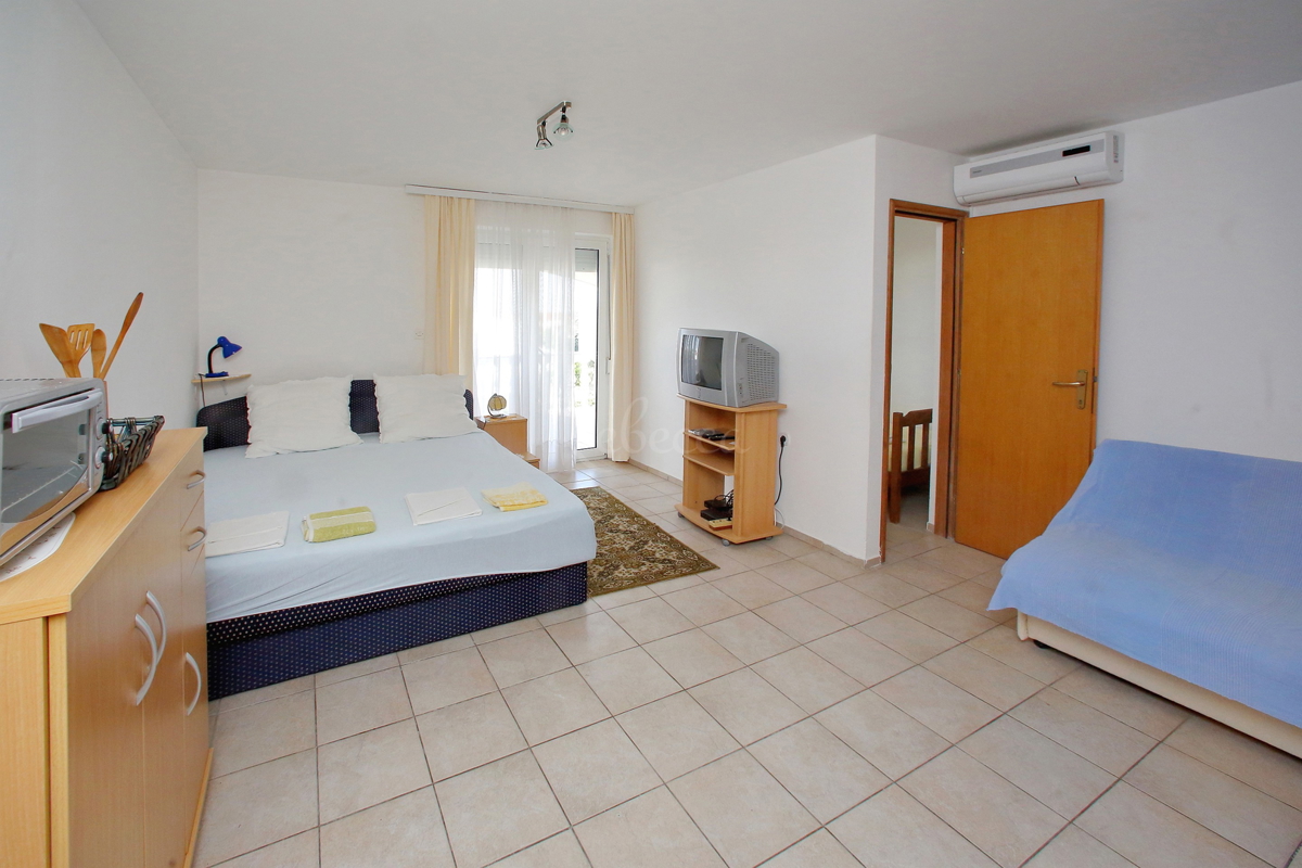 Vir, Center, dvojna hiša s 4 apartmaji!