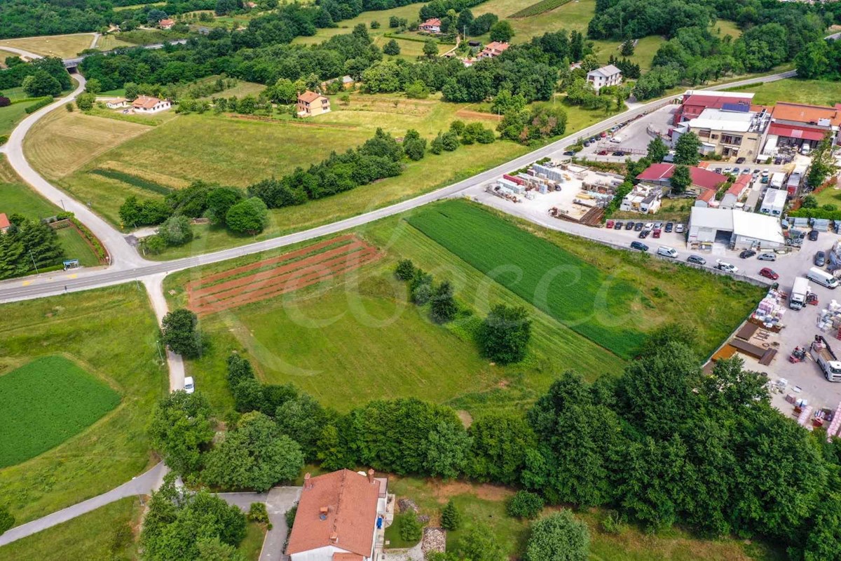 STRA, PAZIN: GRAĐEVINSKO ZEMLJIŠTE 7508 m2, POSLOVNA NAMJENA i 2000 m2 POLJOPRIVREDNI DIO