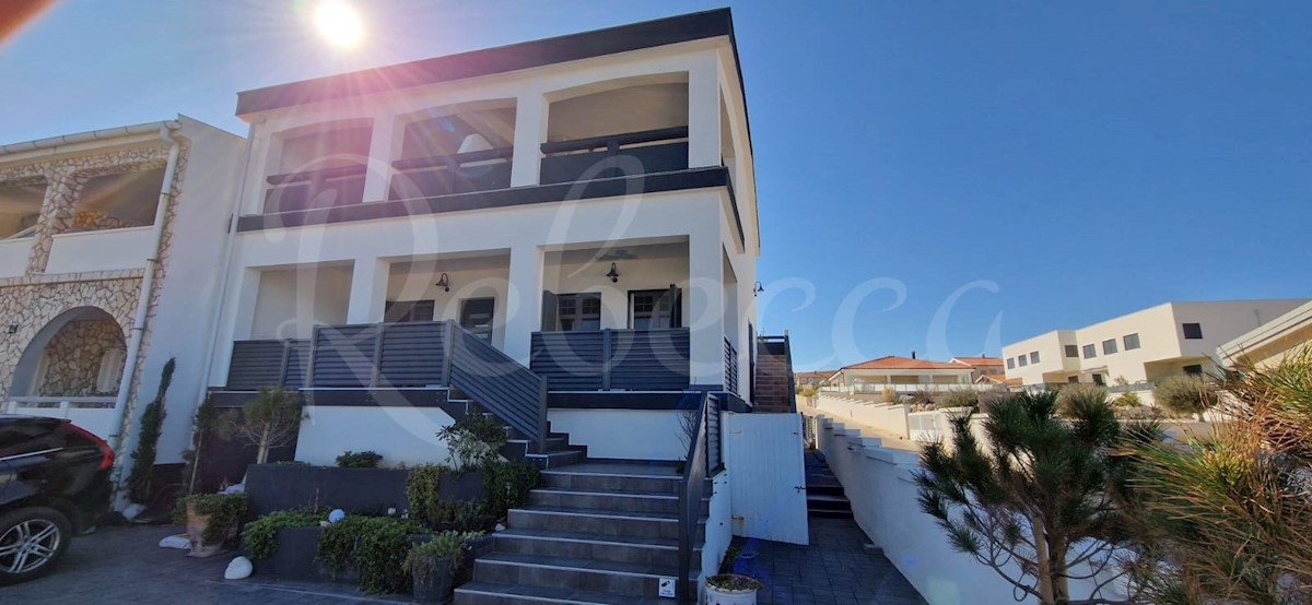 Vir, hiša s 3 apartmaji (220m2), 1. vrsta do plaže