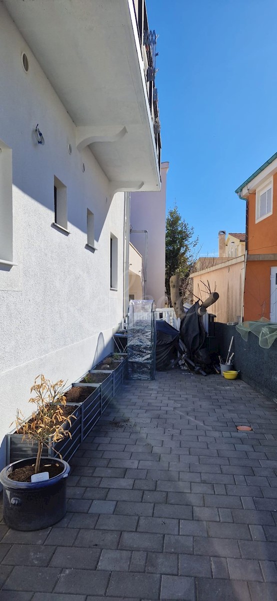 Vir, hiša s 3 apartmaji (220m2), 1. vrsta do plaže