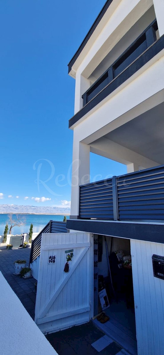 Vir, hiša s 3 apartmaji (220m2), 1. vrsta do plaže