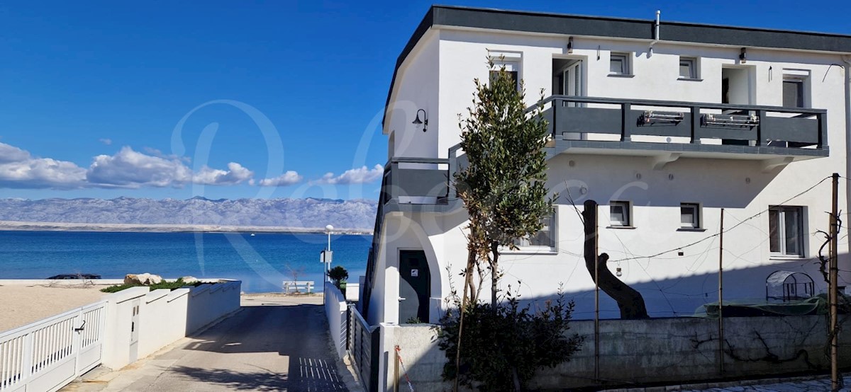 Vir, hiša s 3 apartmaji (220m2), 1. vrsta do plaže