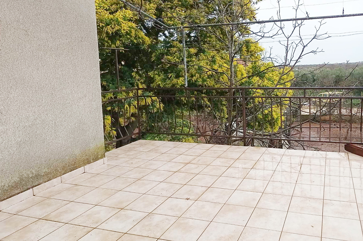 V bližini Pule je naprodaj samostojna hiša velikosti 140 m2. Sestoji iz pritličja in enega nadstropja. Ima velik vrt.