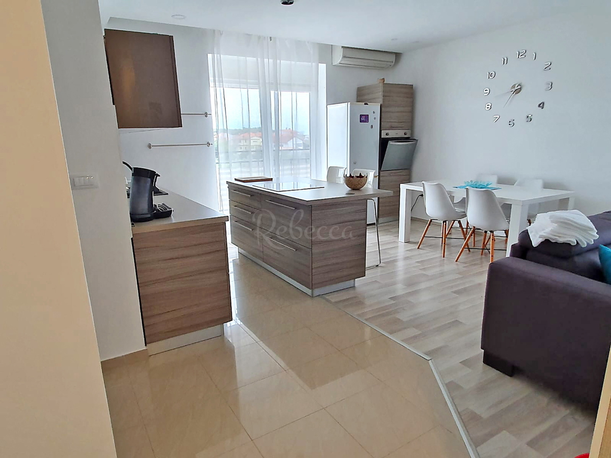 Pula, Veli Vrh, dvosobno stanovanje s teraso, opremljeno