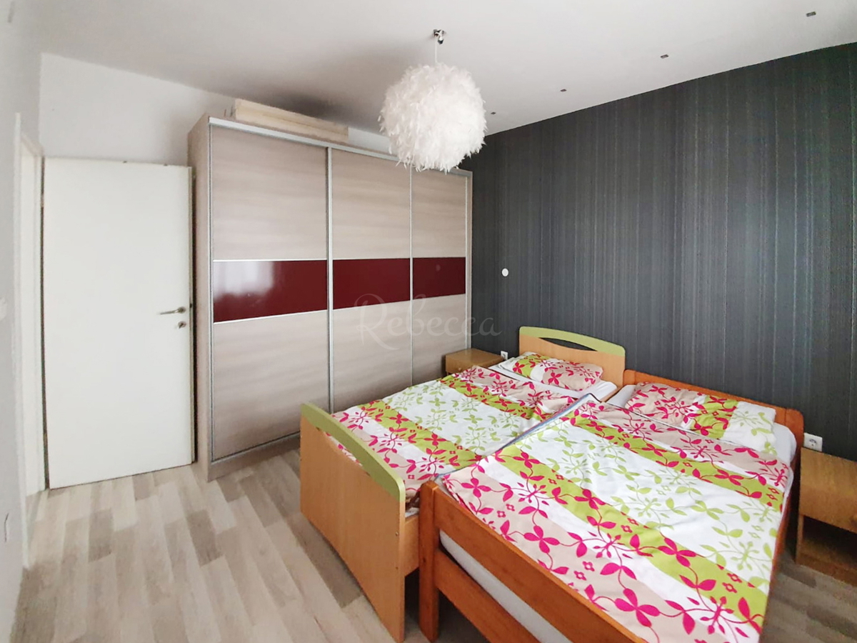 Pula, Veli Vrh, dvosobno stanovanje s teraso, opremljeno