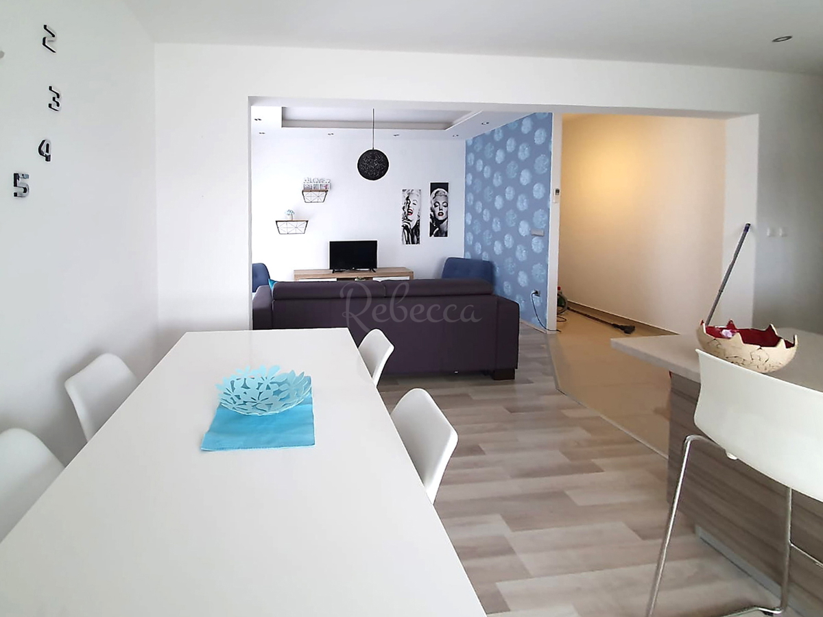 Pula, Veli Vrh, dvosobno stanovanje s teraso, opremljeno