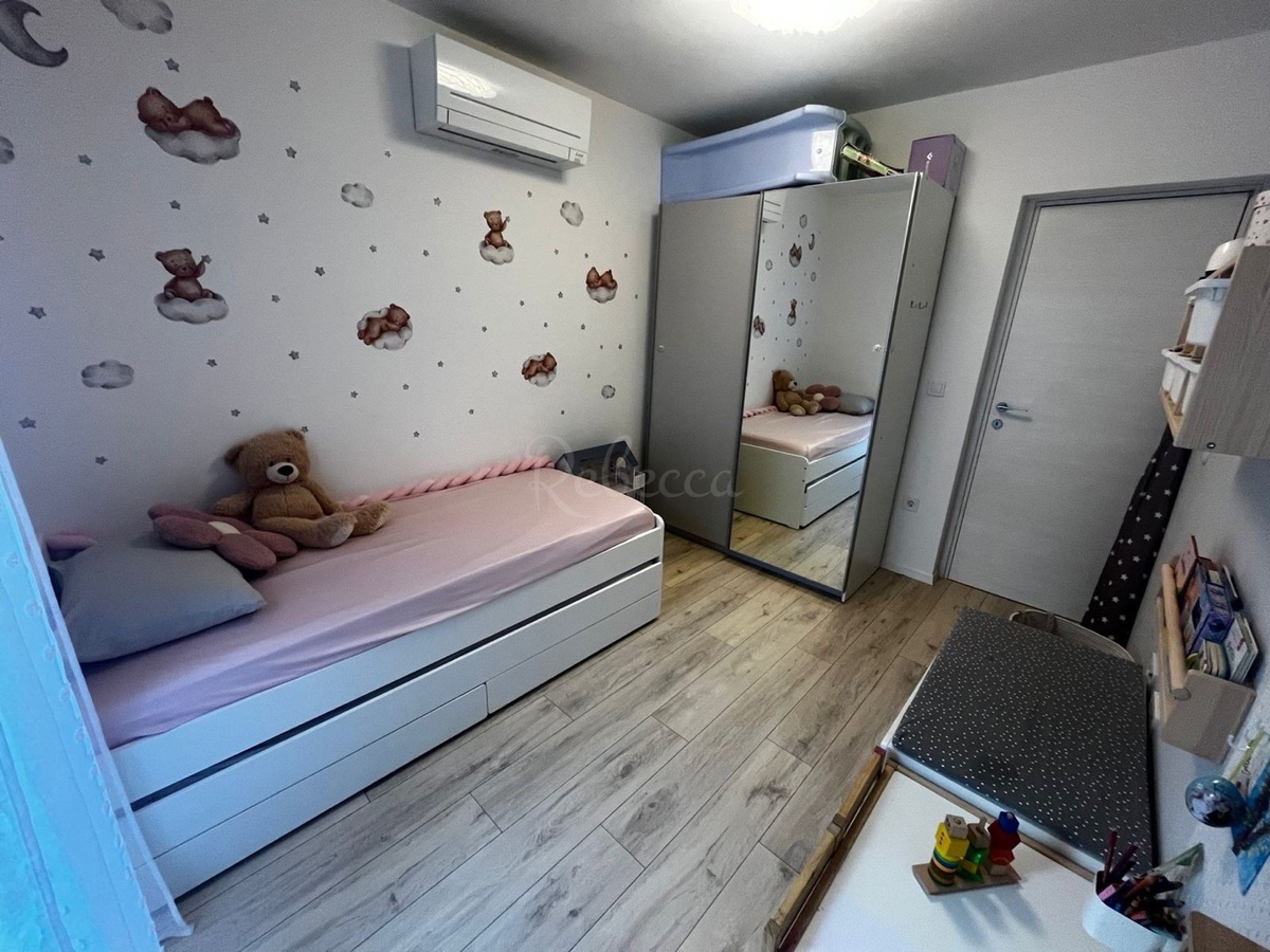 Pula, Gregovica, stanovanje z 2 spalnima prostoroma, vrt, parkirišče