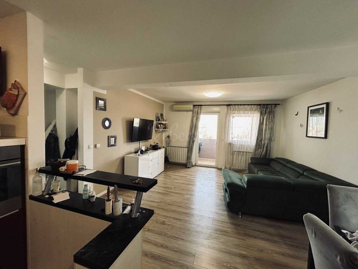 Stanovanje 84 m2, 2 prostora, dvigalo, Pula