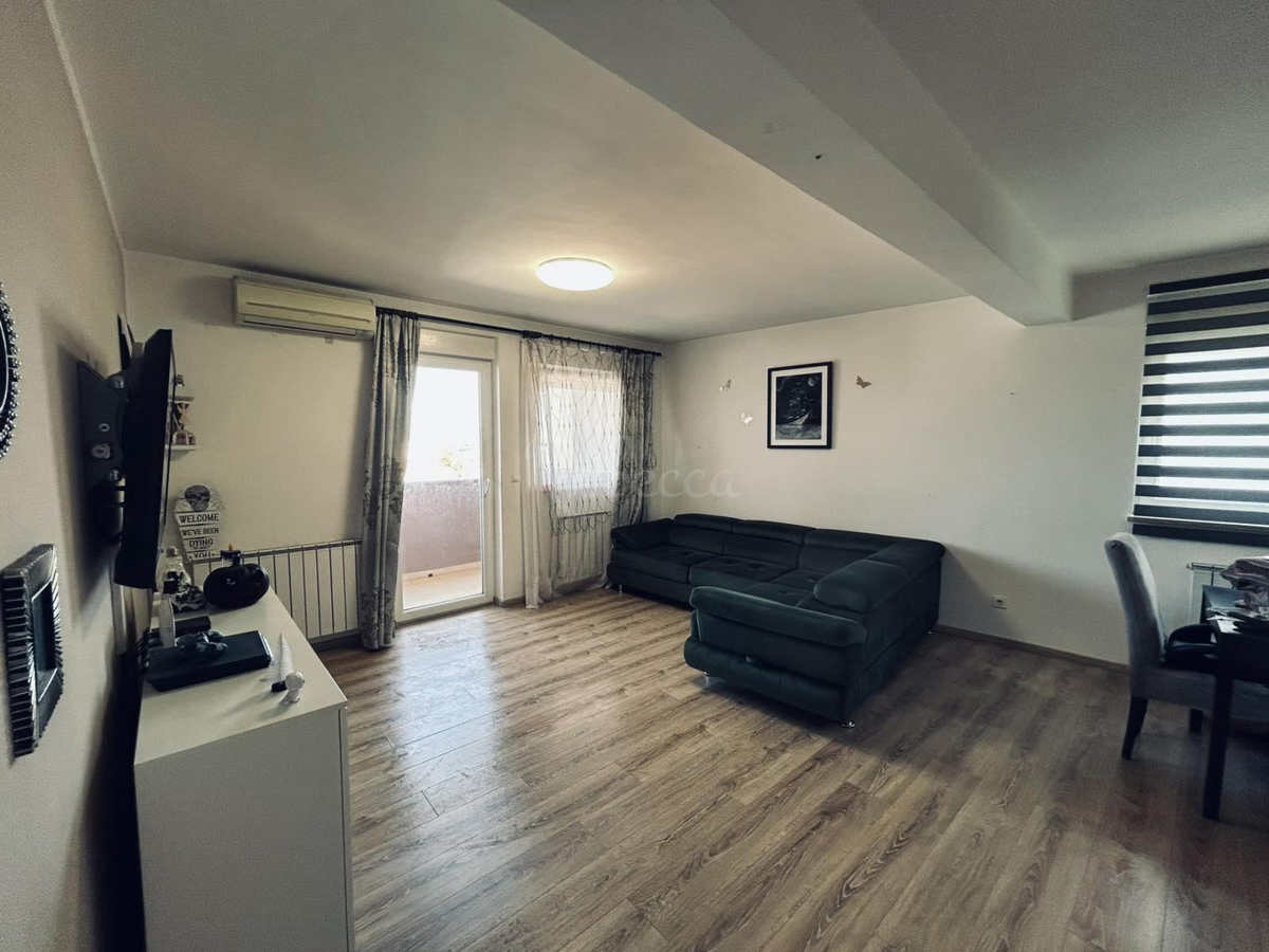 Stanovanje 84 m2, 2 prostora, dvigalo, Pula