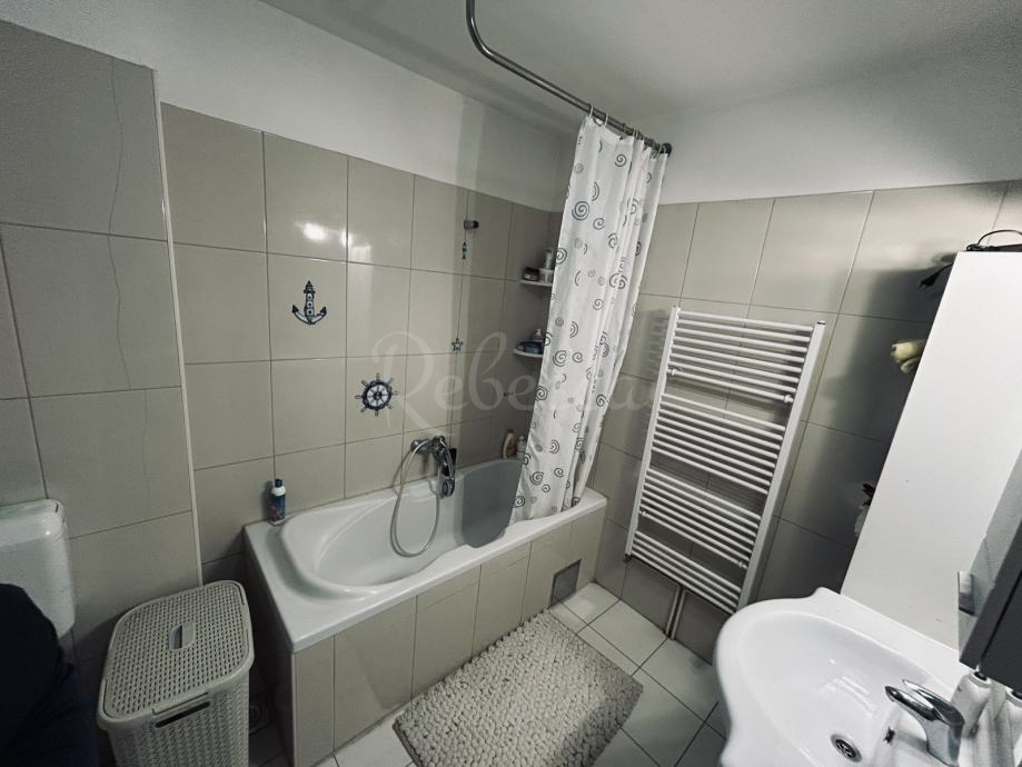 Stanovanje 84 m2, 2 prostora, dvigalo, Pula