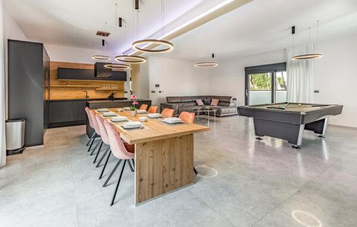 Moderna vila z bazenom 200 m od plaže, pogled na morje