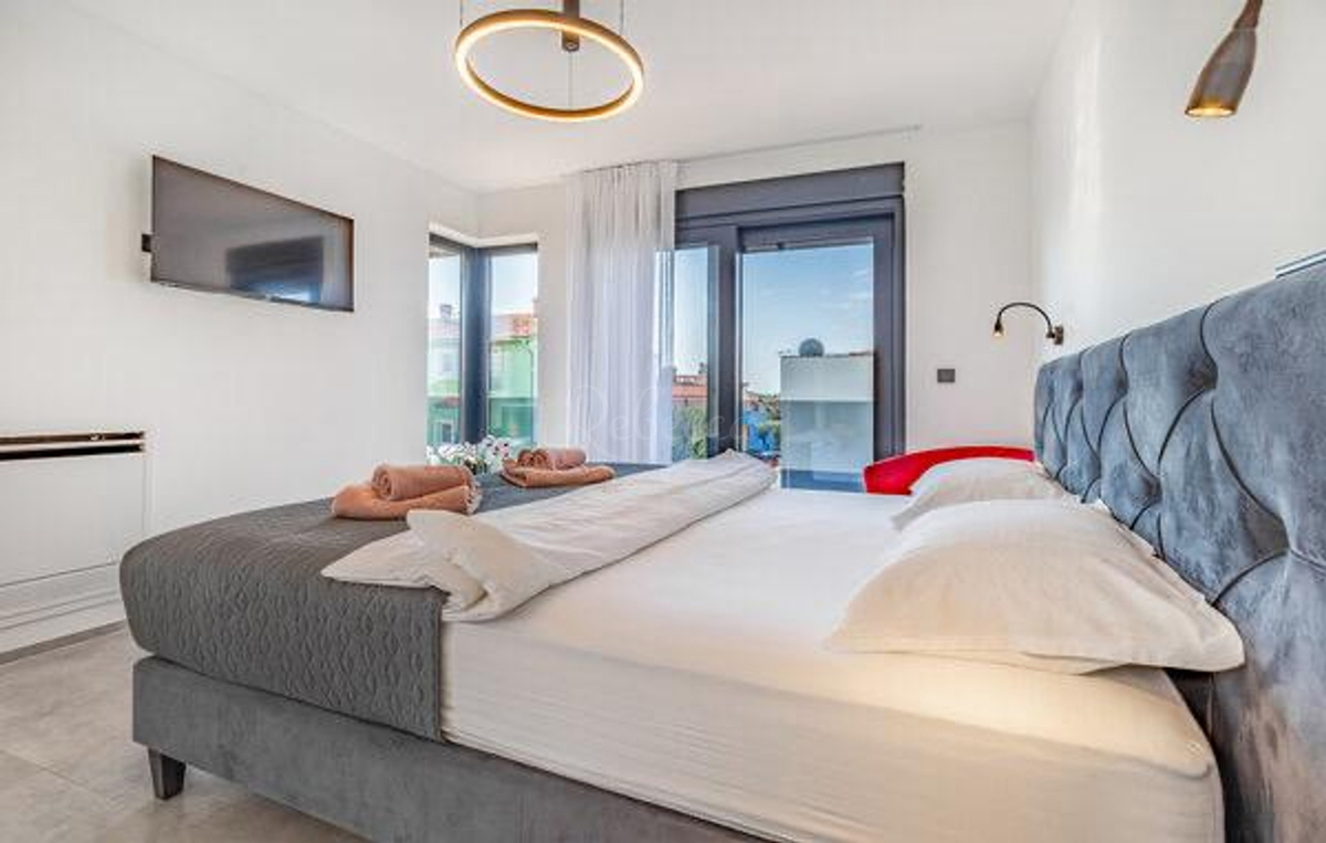 Moderna vila z bazenom 200 m od plaže, pogled na morje