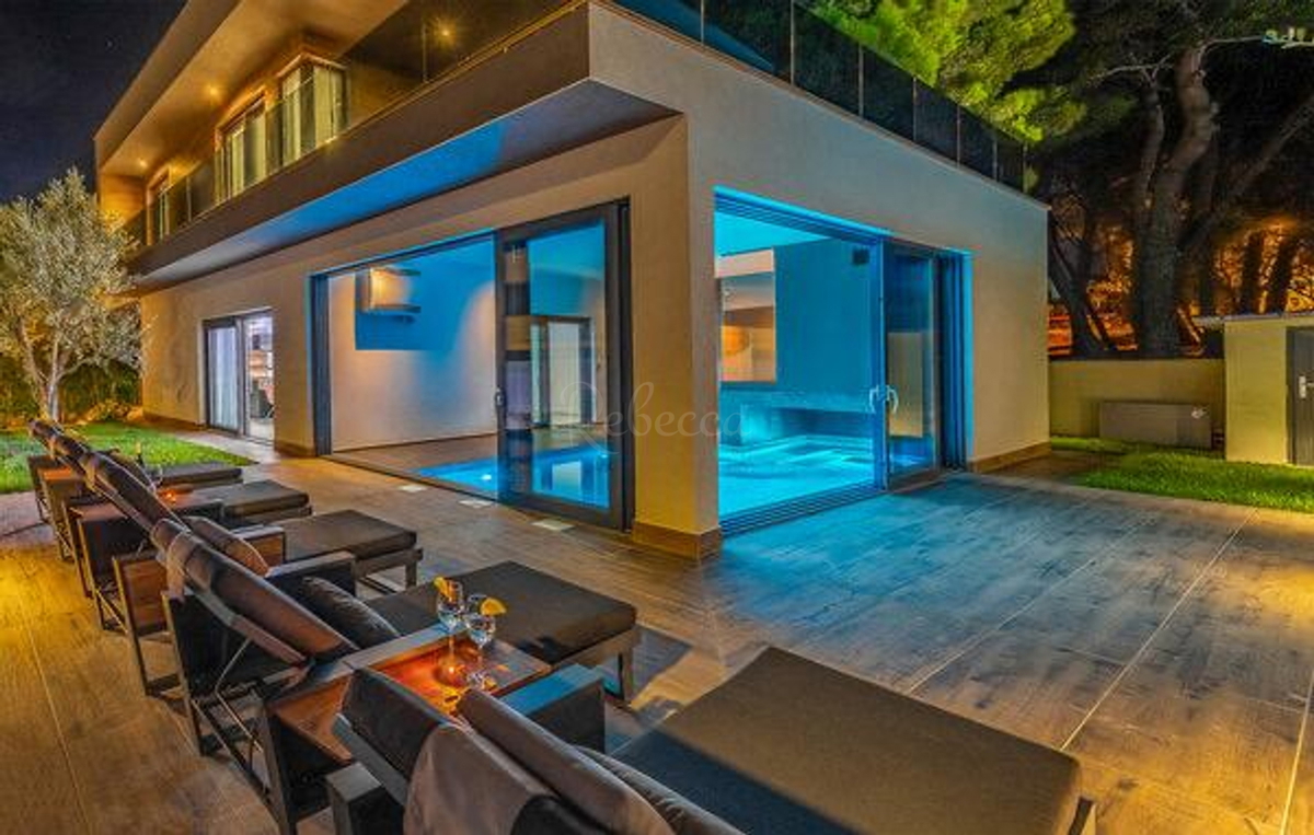 Moderna vila z bazenom 200 m od plaže, pogled na morje