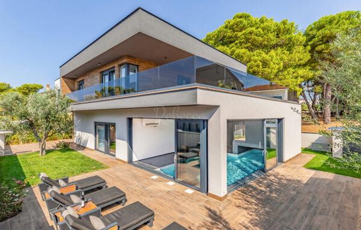 Moderna vila z bazenom 200 m od plaže, pogled na morje